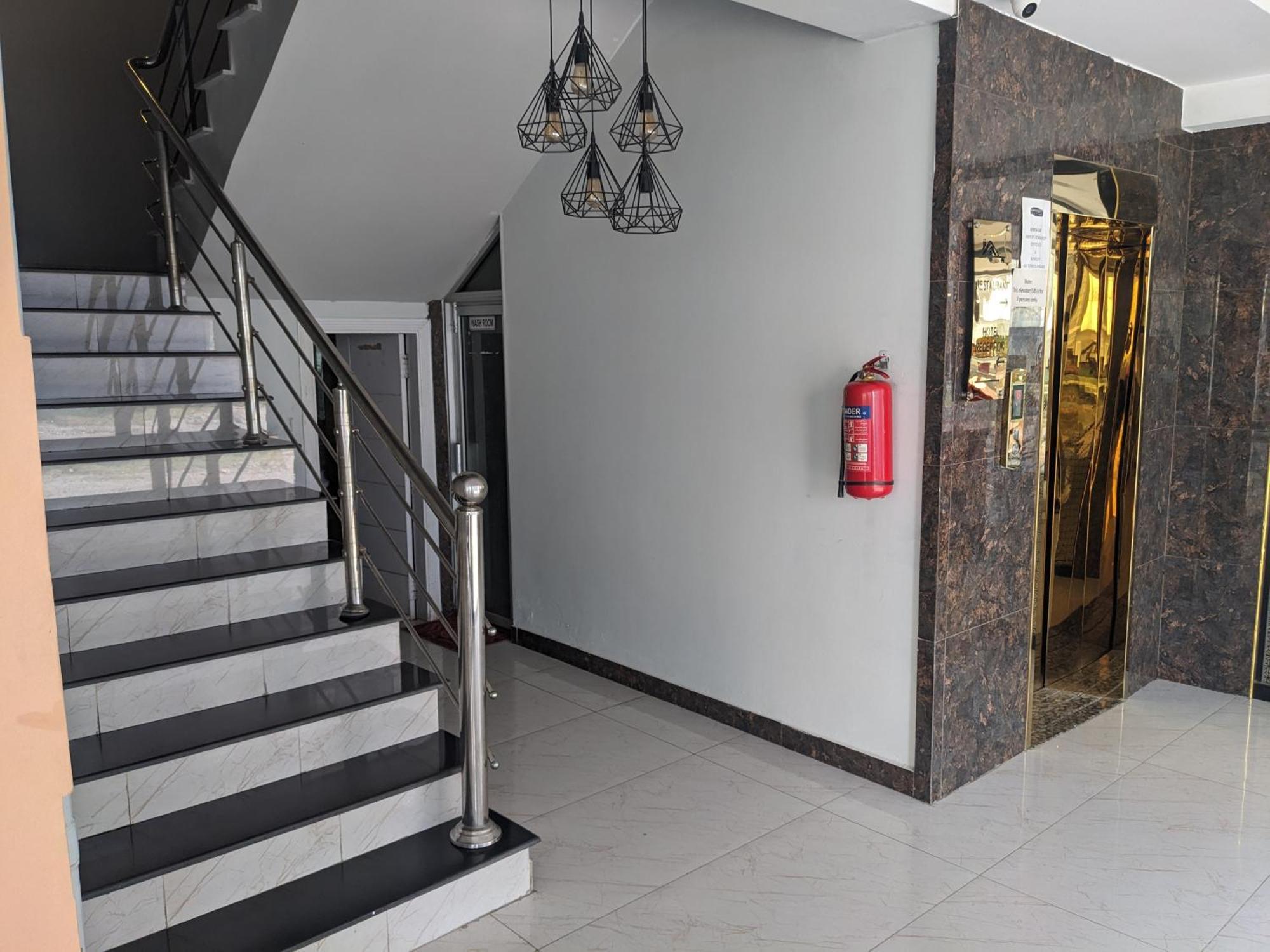 Nueva Hotel Исламабад Екстериор снимка