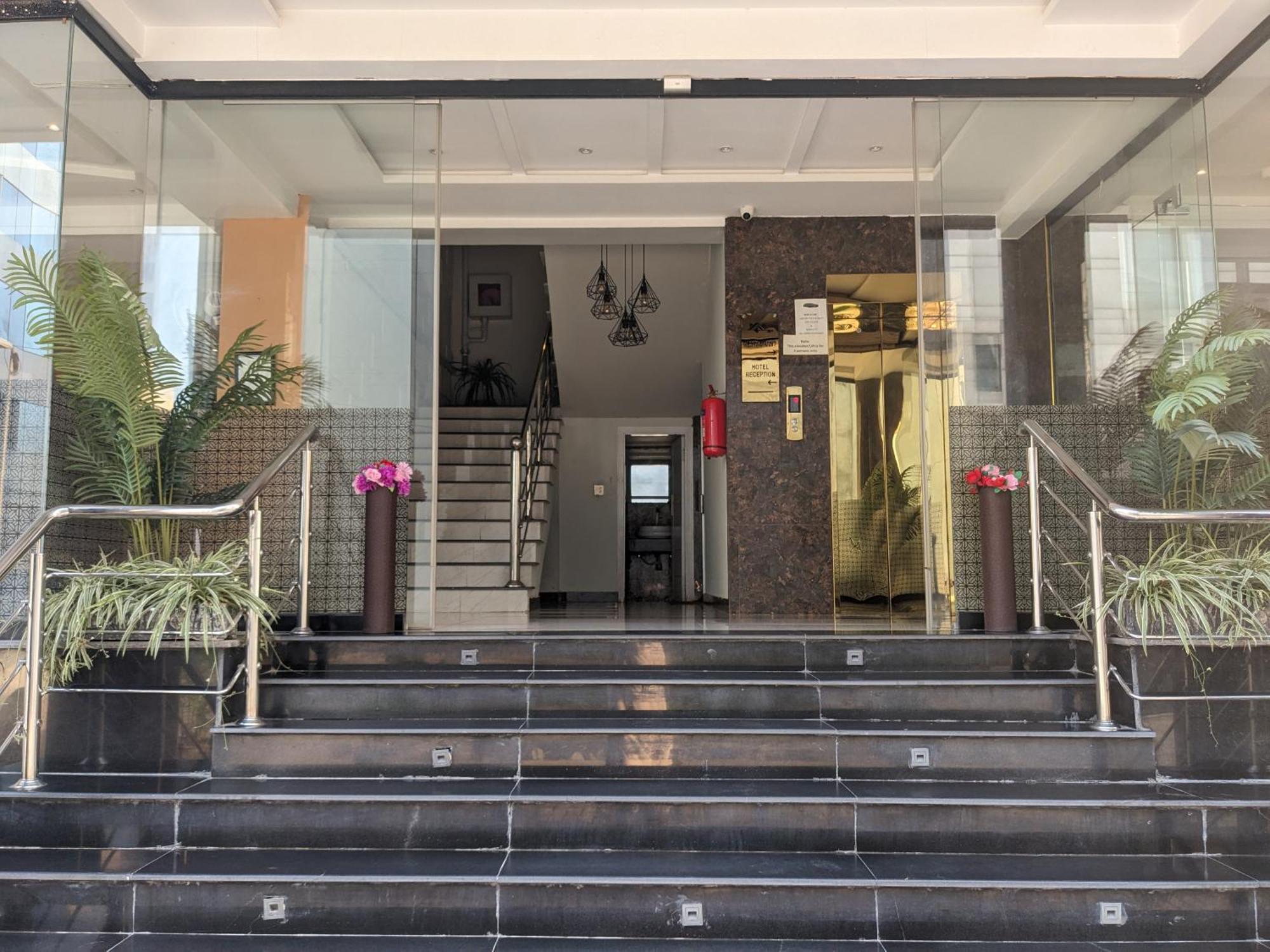 Nueva Hotel Исламабад Екстериор снимка
